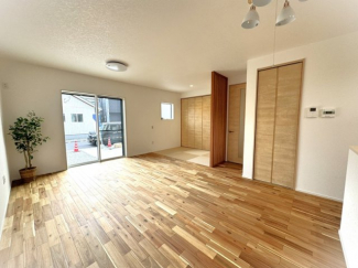 【弊社施工例】実際の仕様とは異なります。畳コーナーを入れると20.3帖の広々ＬＤＫ。畳コーナーには、緩やかにゾーニングできる格子を設けました。南向きの気持ちの良いＬＤＫ。