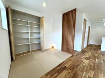 【弊社施工例】実際の仕様とは異なります。リビングにはくつろぎの畳コーナー。大容量収納スペースがあるので、リビングで必要なものがスッキリ収まります♪