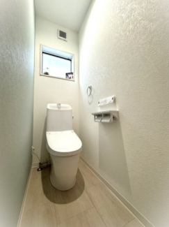 【弊社施工例】実際の仕様とは異なります。爽やかな色あいのトイレスペース。温水洗浄機能付きです♪