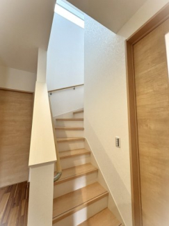 【弊社施工例】実際の仕様とは異なります。玄関ホールからリビングからすぐアクセスできる階段ホール