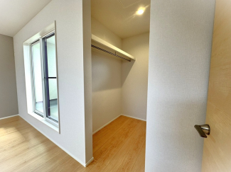 【弊社施工例】実際の仕様とは異なります。主寝室ウォークインクローゼット／ドアを開けてすぐの位置にあるので、収納しやすく取出しやすい♪