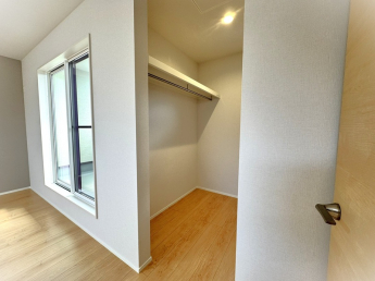 【弊社施工例】実際の仕様とは異なります。主寝室ウォークインクローゼット／ドアを開けてすぐの位置にあるので、収納しやすく取出しやすい♪