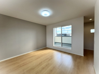 【弊社施工例】実際の仕様とは異なります。一面がアクセントクロスになった主寝室。