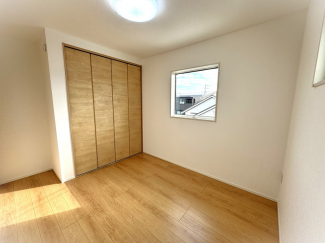 【弊社施工例】実際の仕様とは異なります。２階洋室／窓のデザインもかわいい♪