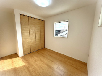 【弊社施工例】実際の仕様とは異なります。２階洋室／窓のデザインもかわいい♪