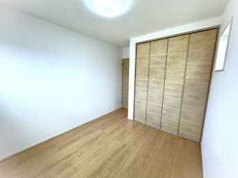 【弊社施工例】実際の仕様とは異なります。２階洋室／全居室２　面採光・収納付きです♪