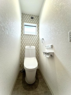 【弊社施工例】実際の仕様とは異なります。アクセントクロスがかわいい♪温水洗浄機能付きです。