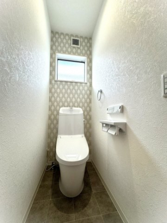 【弊社施工例】実際の仕様とは異なります。アクセントクロスがかわいい♪温水洗浄機能付きです。