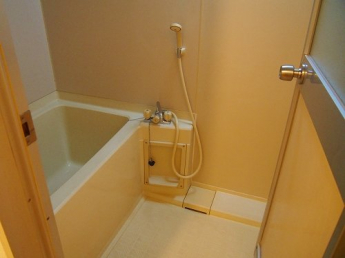 コンパクトで使いやすいお風呂です