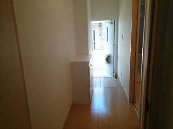 明るい色調の室内です