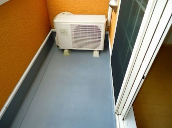 暖かな日差しのふりそそぐバルコニー