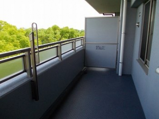 外からの目が気にならないバルコニーで洗濯物が干せます