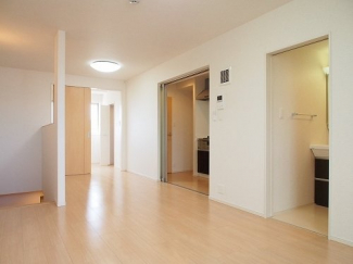 ゆったり過ごせる居間です