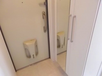 収納もある玄関です