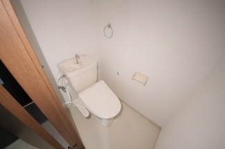 落ち着いた色調のトイレです