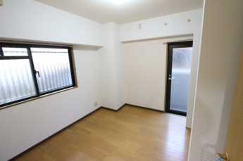 開放的な寝室です