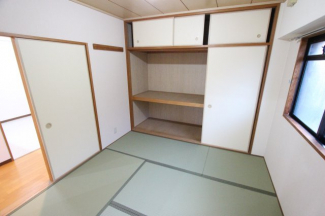 畳の上でゆっくりとくつろげる和室です