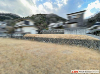 写真奥の土地が対象物件です。