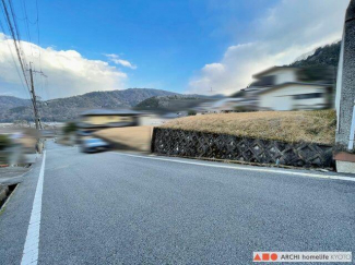 前面道路の含む現地土地写真。