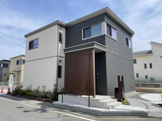 玄関先には化粧格子にて道路から玄関が見えないようにしています