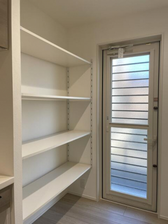 大型パントリー。買い置きや貰い物の洗剤など豊富に収納出来ます