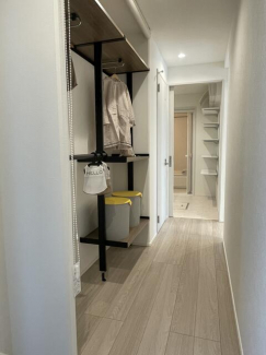 玄関先のあったら良いな収納です。ジャケットやコート、会社のカ