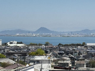 琵琶湖と三上山が綺麗に望めます。