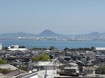 琵琶湖と三上山が綺麗に望めます。