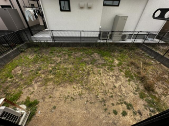 かなり広々の専用庭付きだから家庭菜園なんかも楽しんでいただけ