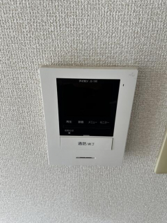 直接玄関を開けることなく接客できるモニター付きインターホンだ