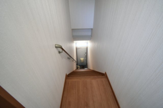 階段降りたら玄関