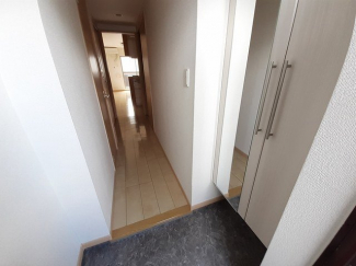 収納もある玄関です