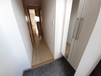 収納もある玄関です