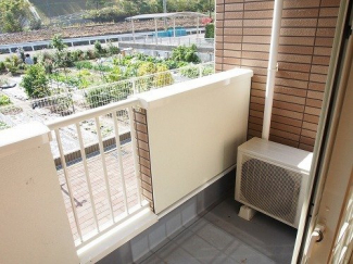 暖かな日差しのふりそそぐバルコニー