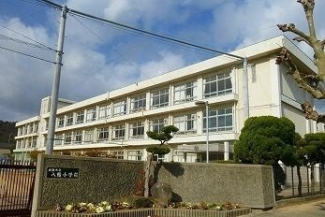 姫路市立八幡小学校まで800m