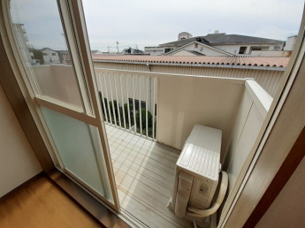 外からの目が気にならないバルコニーで洗濯物が干せます