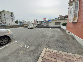 駐車場があるので、車を買う予定の方も安心です