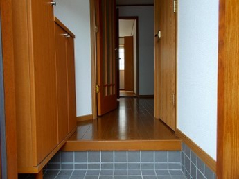 収納もある玄関です