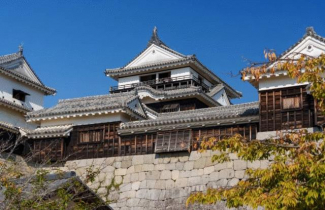 松山城まで1331m