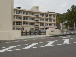 伊台小学校まで、2,200メートル