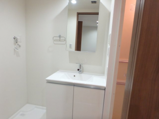 ゆったりとスペースのある洗面所