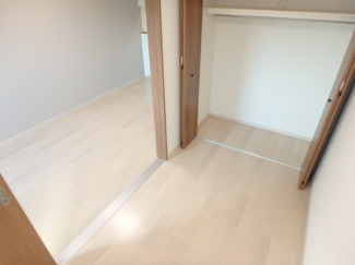 落ち着いて過ごせるお部屋なので、寝室にいかがでしょうか