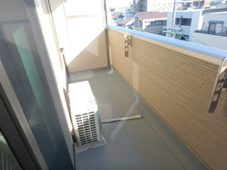 暖かな日差しのふりそそぐバルコニー