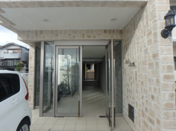 毎日通るエントランスはこのようになっています