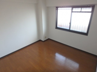 落ち着いて過ごせるお部屋なので、寝室にいかがでしょうか