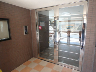 清潔なエントランスです