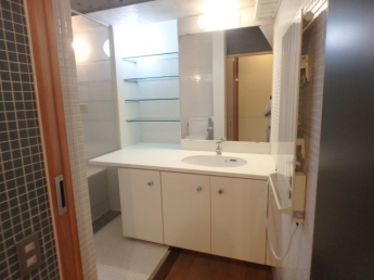 ゆったりとスペースのある洗面所