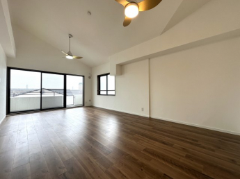 約20帖あるLDKになります。陽当たりが良く、明るい空間になります。