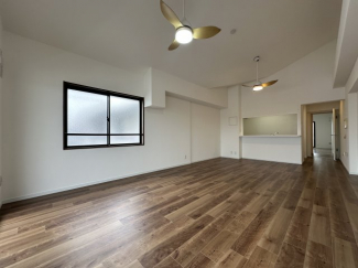 柔らかな色合いのフローリングと清潔感の溢れるクロスが明るい空間を創り出しているリビングダイニング。