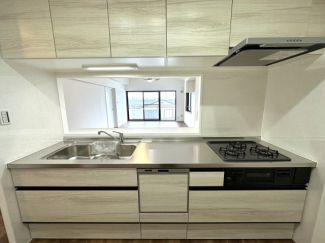 食器洗乾燥機が搭載されています。食後の時間にゆとりが生まれ、ご家族とのくつろぎタイムを過ごせます。